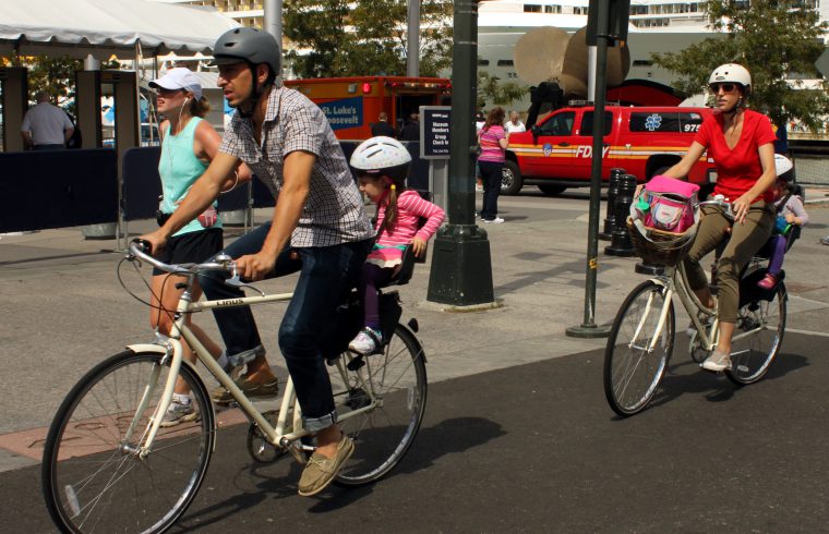 Fietsen met het hele gezin? 3 praktische tips om het leuk én veilig te houden!